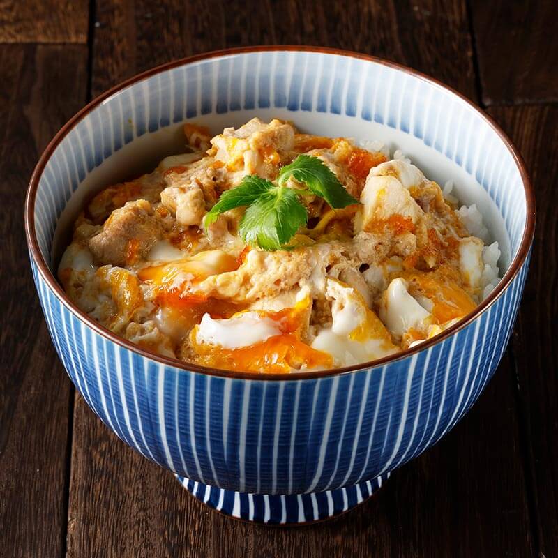レンジで加熱するだけの簡単調理！地鶏の旨みにだしが香る、大江ノ郷流の「親子丼」。