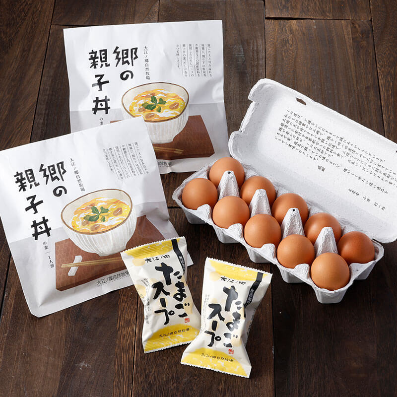 地鶏の旨みにこだわりのだしがふんわりと香る親子丼の素。天美卵とご飯さえあれば簡単調理でお店の味わいをお楽しみいただけます。お湯を注ぐだけのスープを添えて、お気軽ランチはいかがですか。