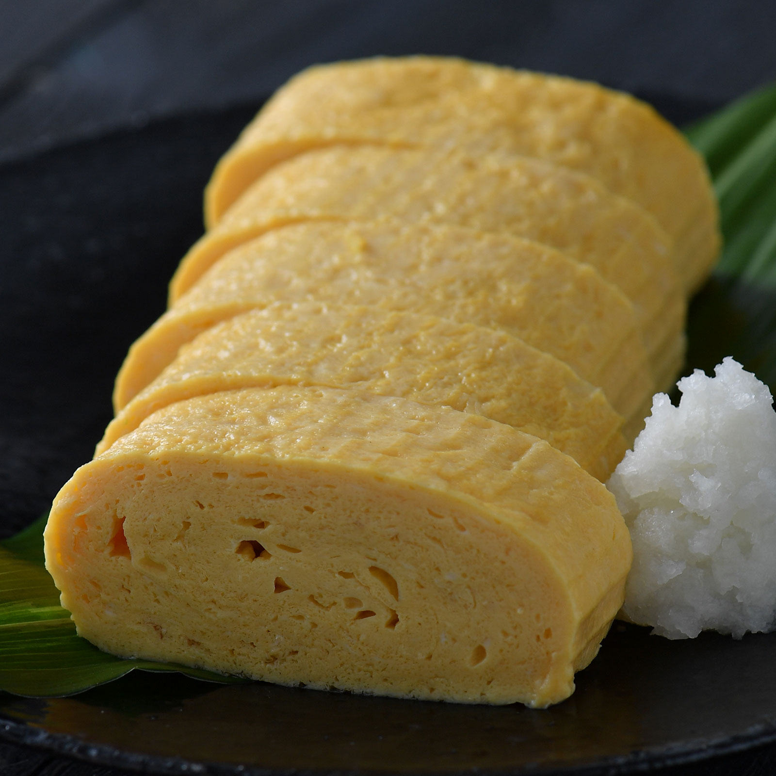 たっぷりの天美卵に天然だしから作る特製だし汁を加えて焼き上げた、だしの旨味が広がる関西風のだし巻き卵