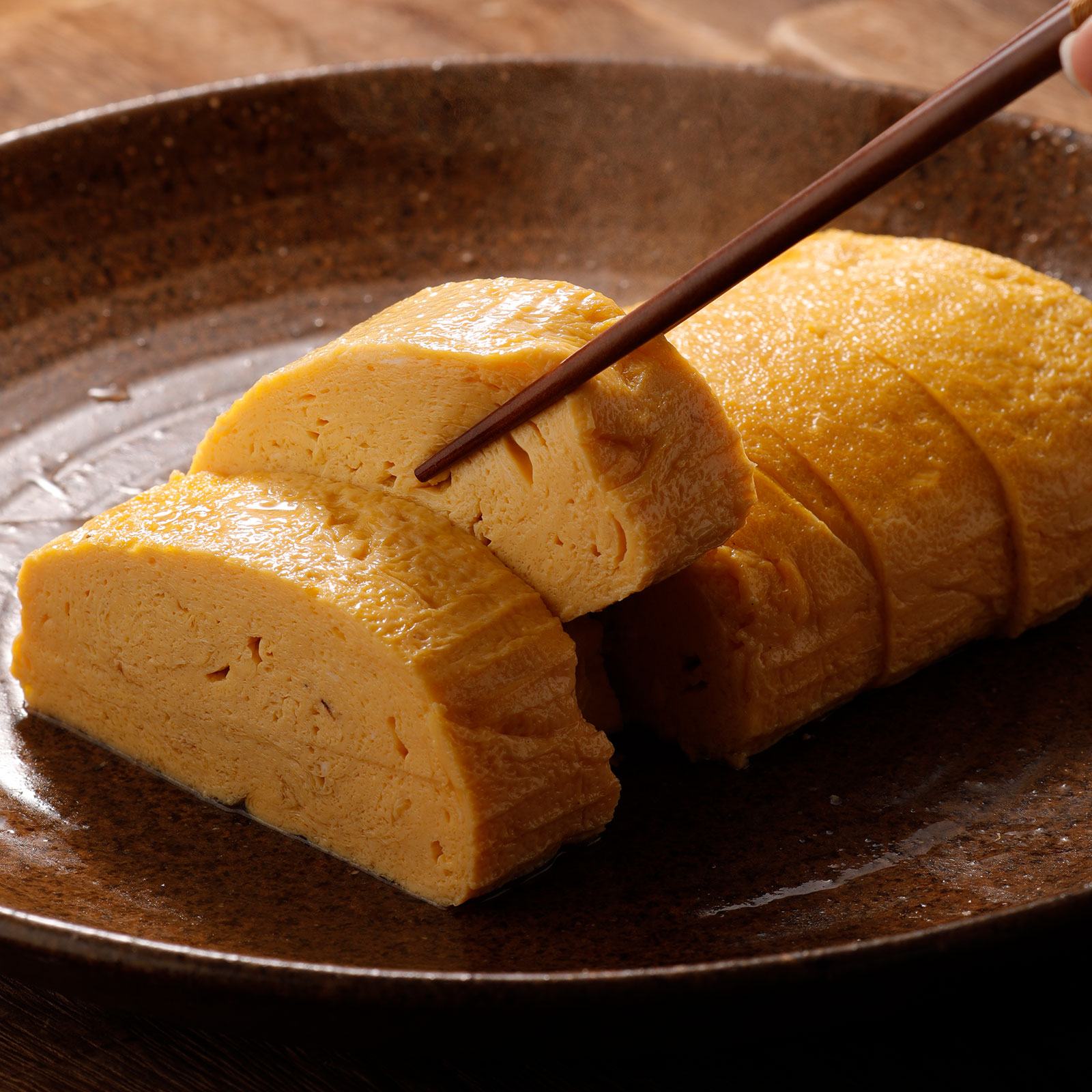 天美卵をたっぷり使い、銅鍋で職人が一本一本、ていねいに手焼きした特製のだし巻き。