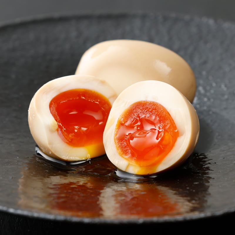 特製の漬けだれがガツンと染み込み、濃厚な旨味が広がる味たまご。