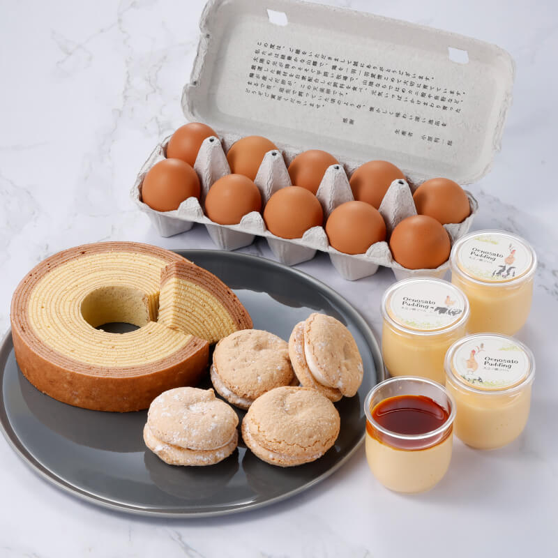 苺の風味が広がるダックワーズや、ふんわり食感の苺バウム、人気のぷりんなど、たっぷりのスイーツを詰め合わせた春限定セット。