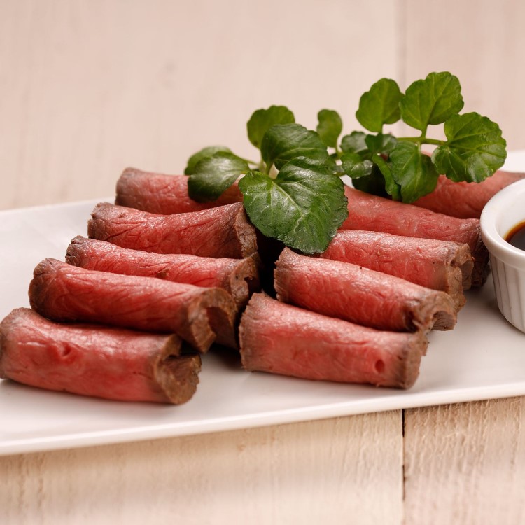 鳥取和牛の旨味あふれる、しっとり柔らかな肉質の赤身部分を使用し、低温調理で仕上げた特製ローストビーフ。