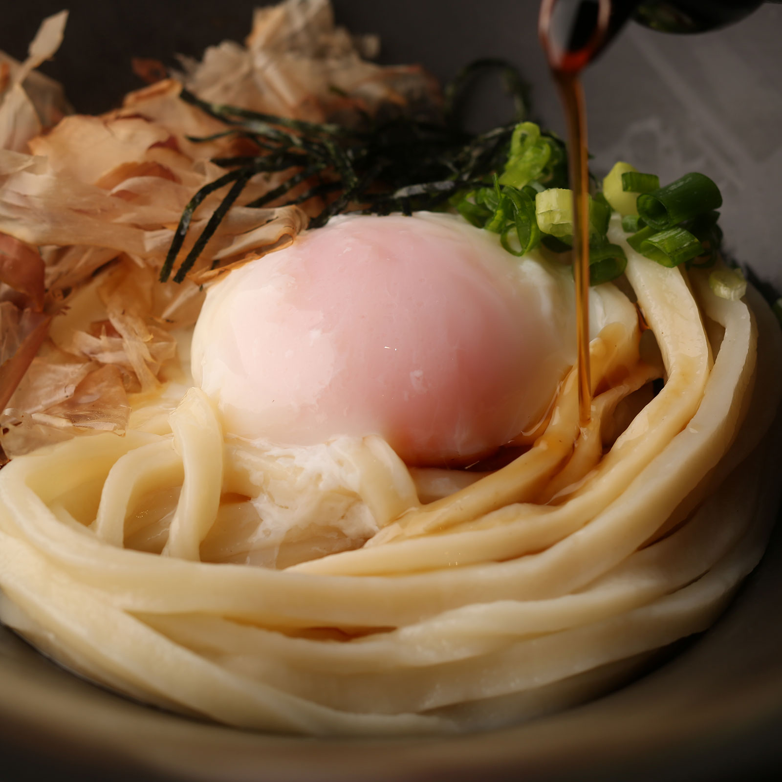 打ち立ての新鮮な自家製麺と天美卵の温泉たまご、薬味、そして専用のだし醤油を詰め合わせ、届いたらすぐに釜玉うどんが食べられるセット。