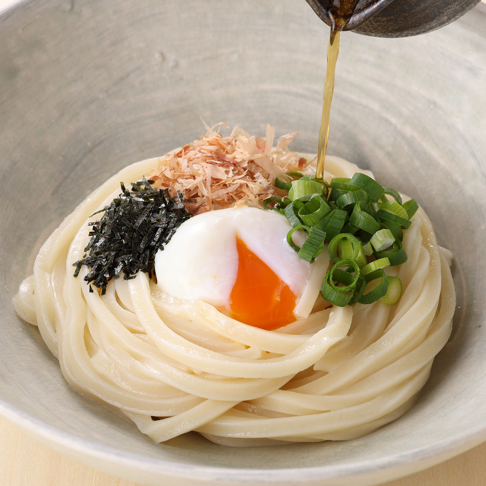 こだわり素材で作る夏限定の冷やしうどん。こだわりの自家製麺には、コシの出る北海道産ともっちり感の出る九州産の2種類の国産小麦粉を使用。水は、うどんに合うよう、地元鳥取県八頭の水を硬度ゼロに近い良質軟水にしたものを使用。