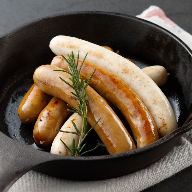IFFA食肉加工コンテスト2019で金賞を受賞した「粗挽きソーセージ」、銀賞を受賞した「チキンホワイト」、そして「チキンブラウン」の3種を詰め合わせ。