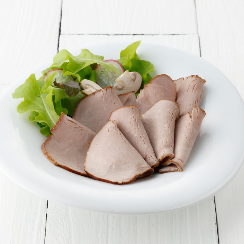 国産豚のもも肉を使用した、ほのかに香るスモークと、赤身ならではの上品な旨みが広がるボンレスハム