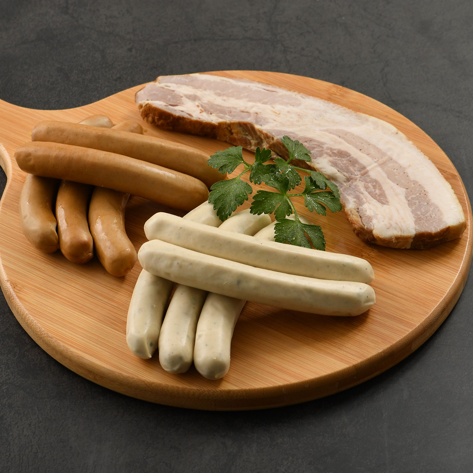 粗挽きソーセージとノンスモークのチキンソーセージ、脂身の旨味が広がるベーコン。無添加で手作りする牧場の燻製商品を味わう組み合わせ