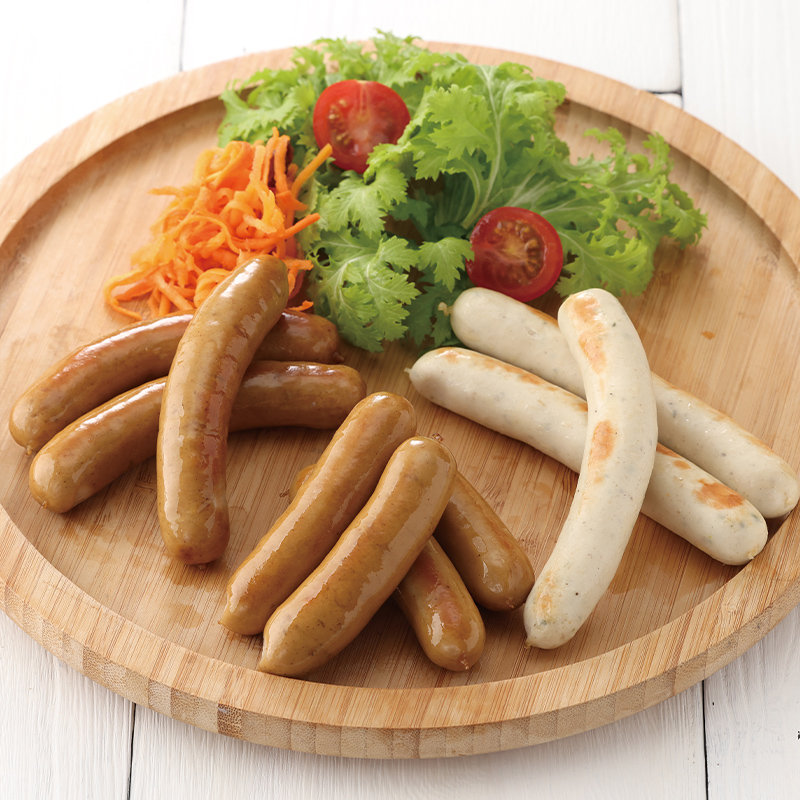 お子様にも食べやすいスパイス控えめな「ポークウインナー」と、定番人気の粗挽き・チキンホワイトソーセージをセットでお届け。
