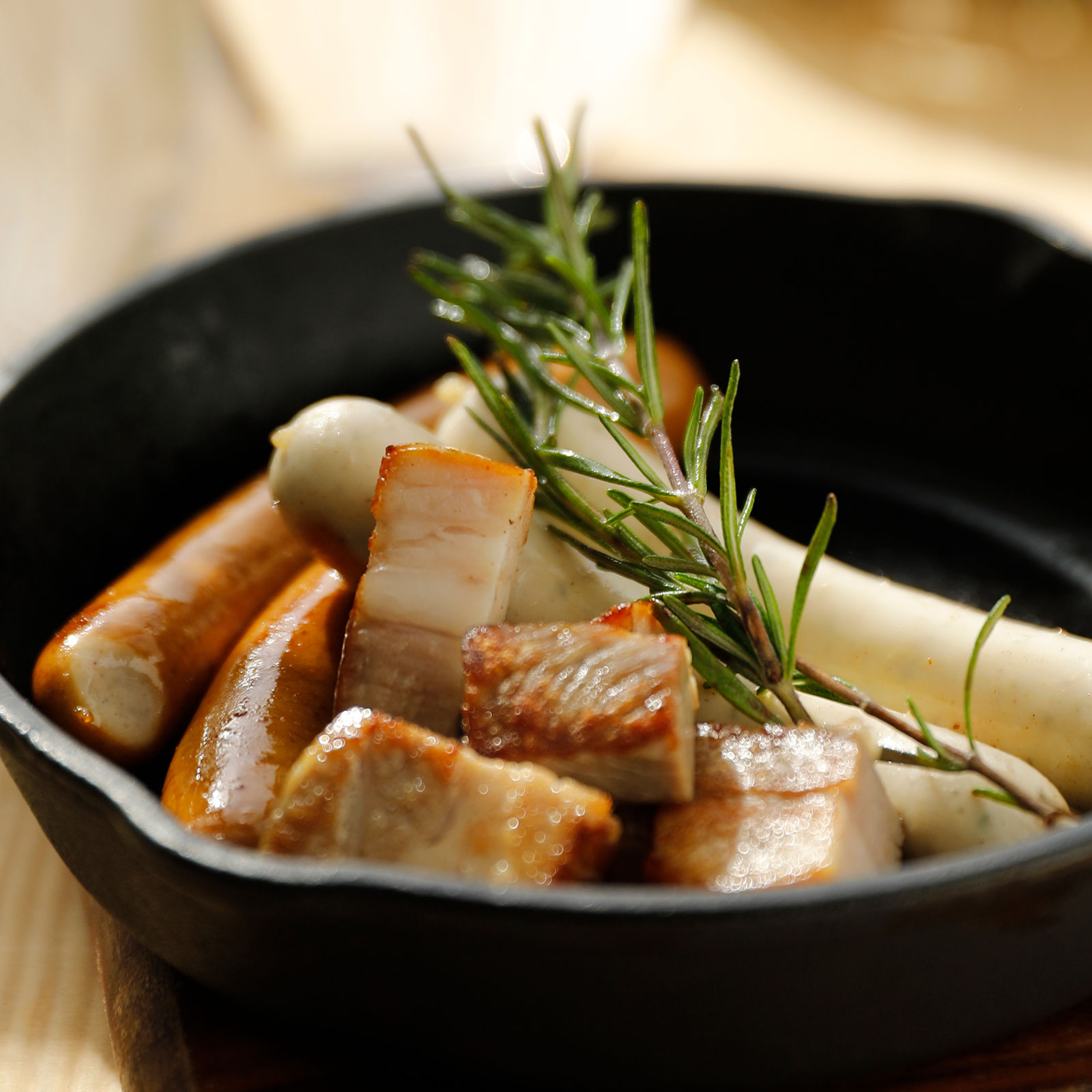 豚肉の旨味を感じられる、定番・粗挽きソーセージに、柔らかな食感と優しい味わいが特徴の大江ノ郷ソーセージチキンホワイト、さらにお肉と脂の自然な旨みをしっかりと感じられる大江ノ郷ベーコンの３点セット。