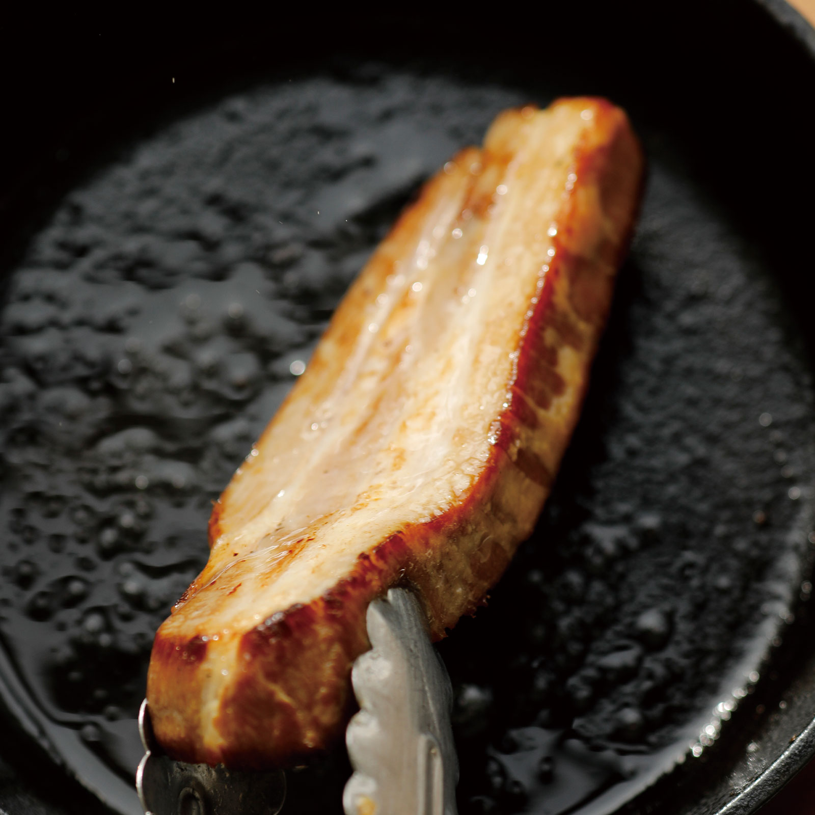噛み締めるたびにお肉と脂の旨みがジュワッと広がる、長期熟成ベーコン。