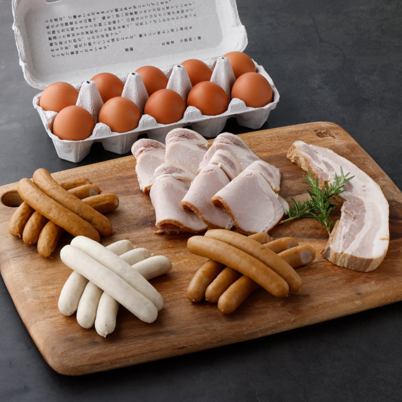 国際コンテストで「金賞」受賞した燻製セット 2019年度「ＩＦＦＡドイツ食肉協会主催国際コンテスト」にて金賞受賞した「粗挽きソーセージ」に、同コンテストで銀賞受賞した「大江ノ郷ベーコン」、「チキンホワイト」などを詰め合わせにした、お得な送料無料セットです。 