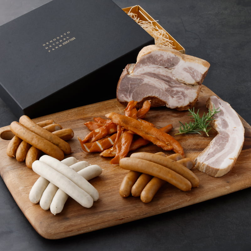 国際コンテストで「金賞」受賞したソーセージをはじめ、自慢の燻製商品をたっぷりと詰め合わせ。