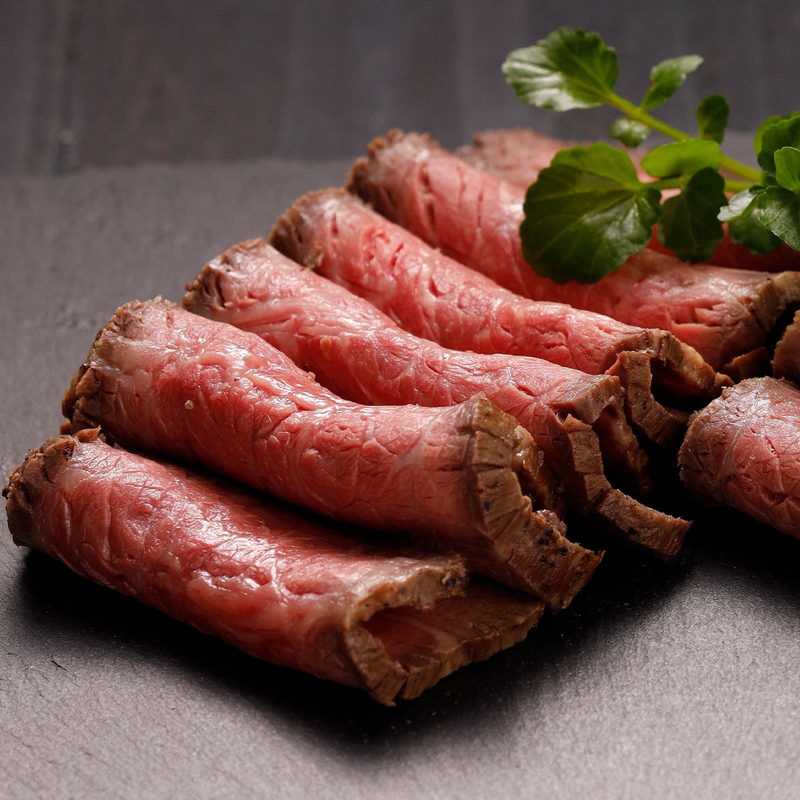 鳥取和牛の甘くまろやかな脂が口どけよく広がる霜降り部位を使用し、低温調理で仕上げた特製ローストビーフ。