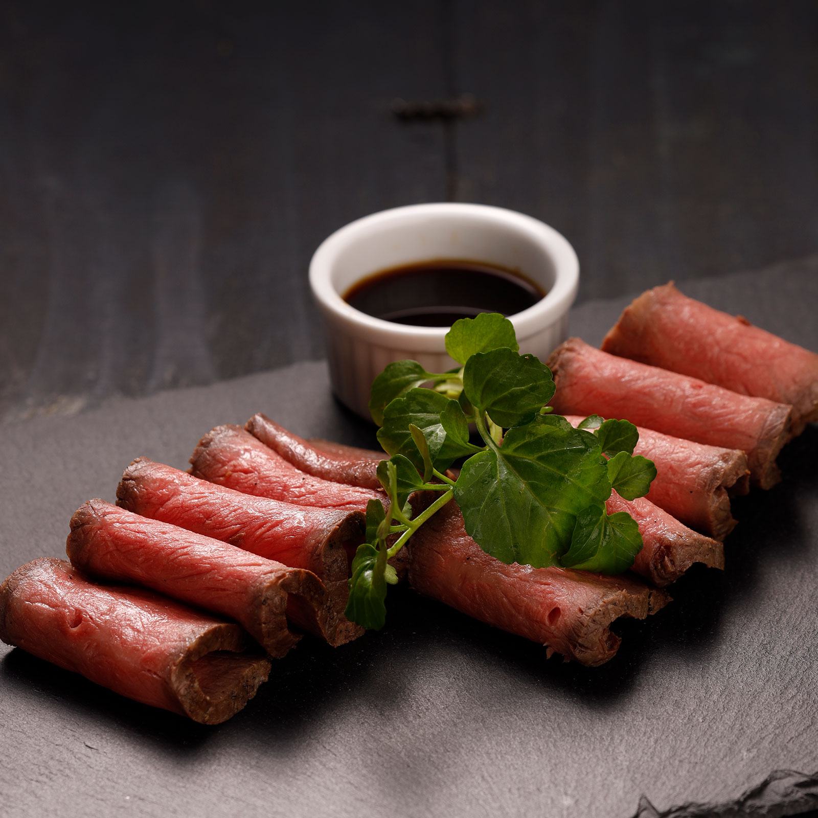 鳥取和牛の甘くまろやかな脂が口どけよく広がる霜降り部位を使用し、低温調理で仕上げた特製ローストビーフ。