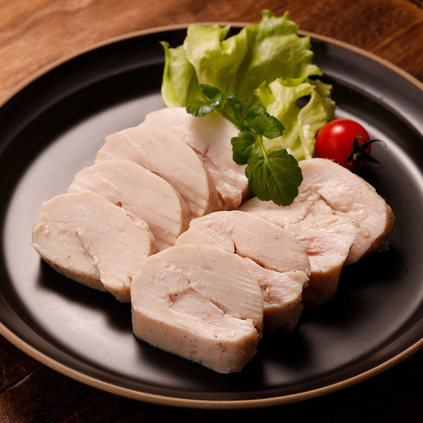 鹿野地鶏のむね肉を使ったしっとり食感の鶏ハム。噛むほどに溢れる旨味をお楽しみください。