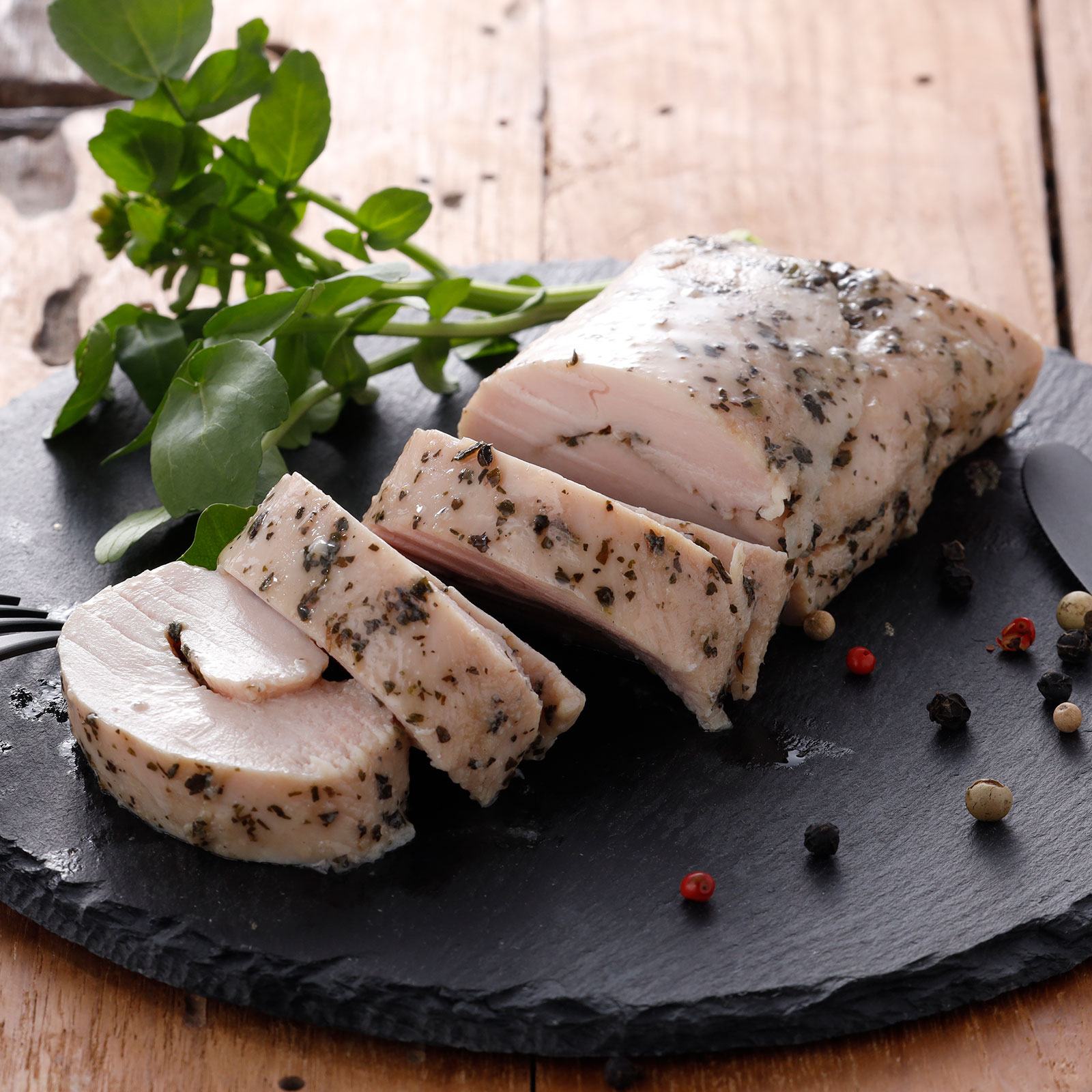 ハーブの香り広がる、鹿野地鶏の鶏ハム。