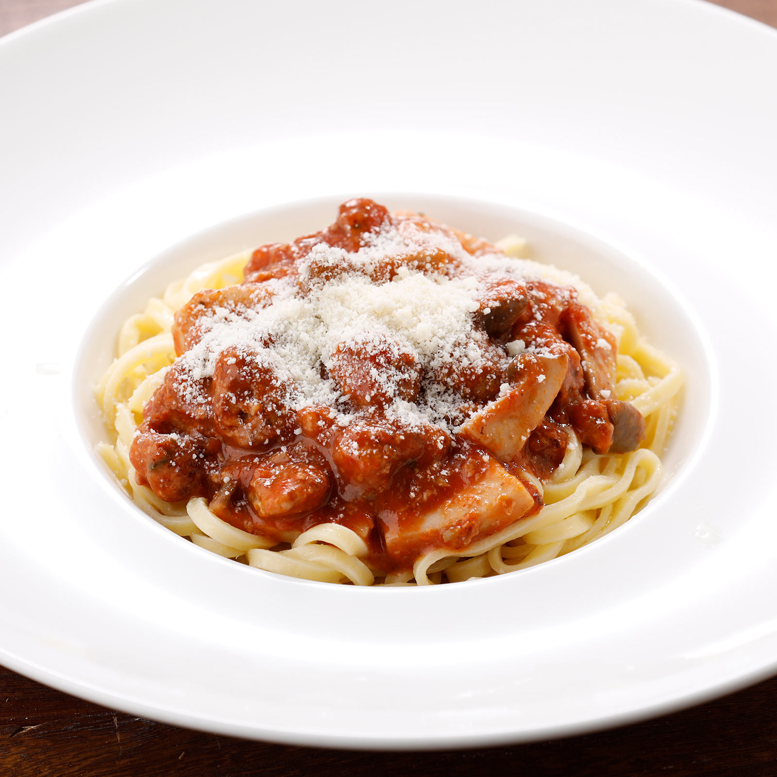 たっぷりの粗挽き肉と大き目にカットしたエリンギィがゴロゴロと入って満足度の高い、ごちそう感あふれるトマトパスタ