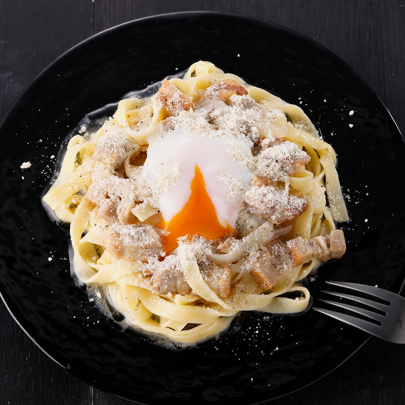 自家製ベーコンとチーズの旨味に天美卵の温泉たまごを絡めて味わう天美卵が主役のパスタ