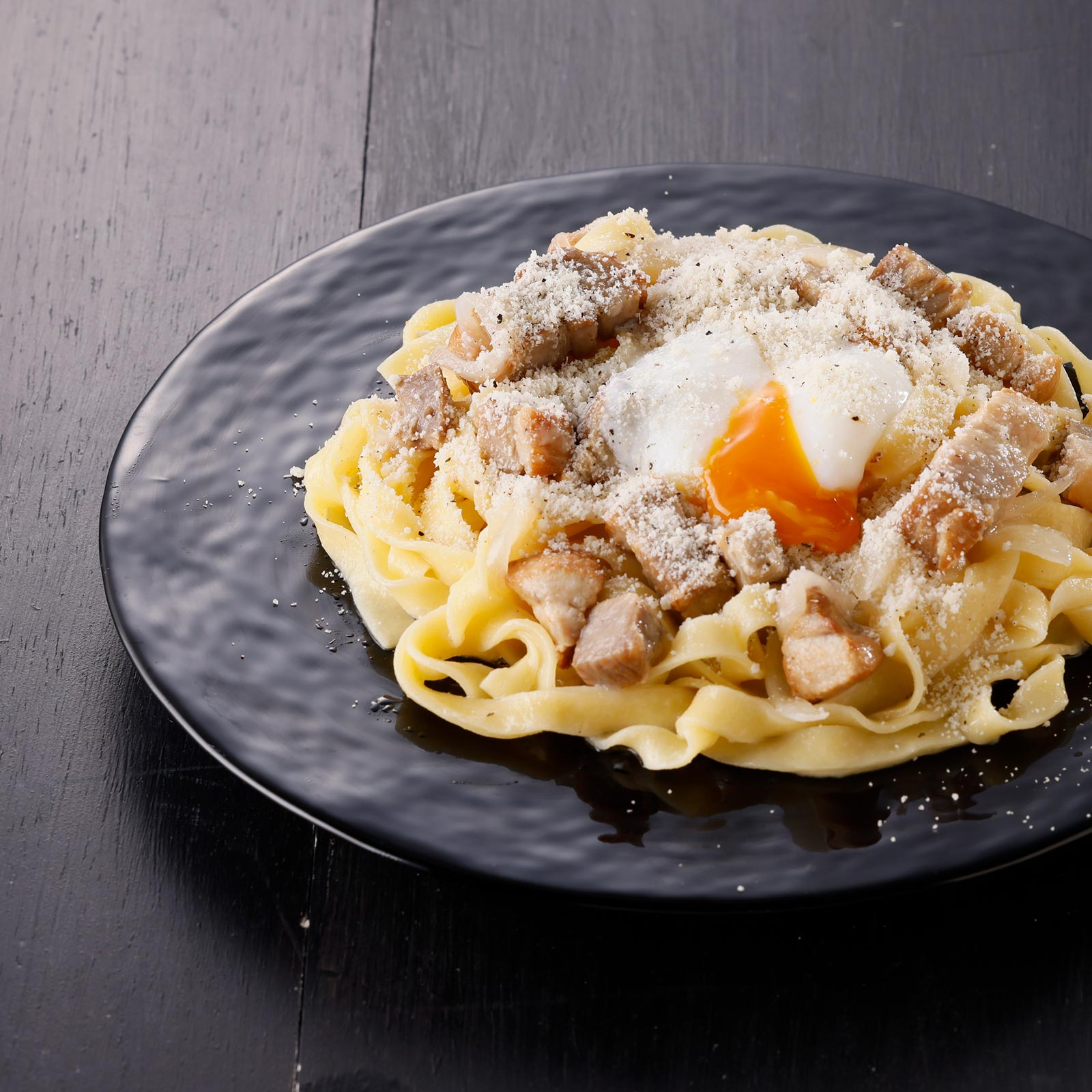 自家製ベーコンとチーズの旨みに天美卵の温泉たまごを絡めて味わう天美卵が主役のパスタ