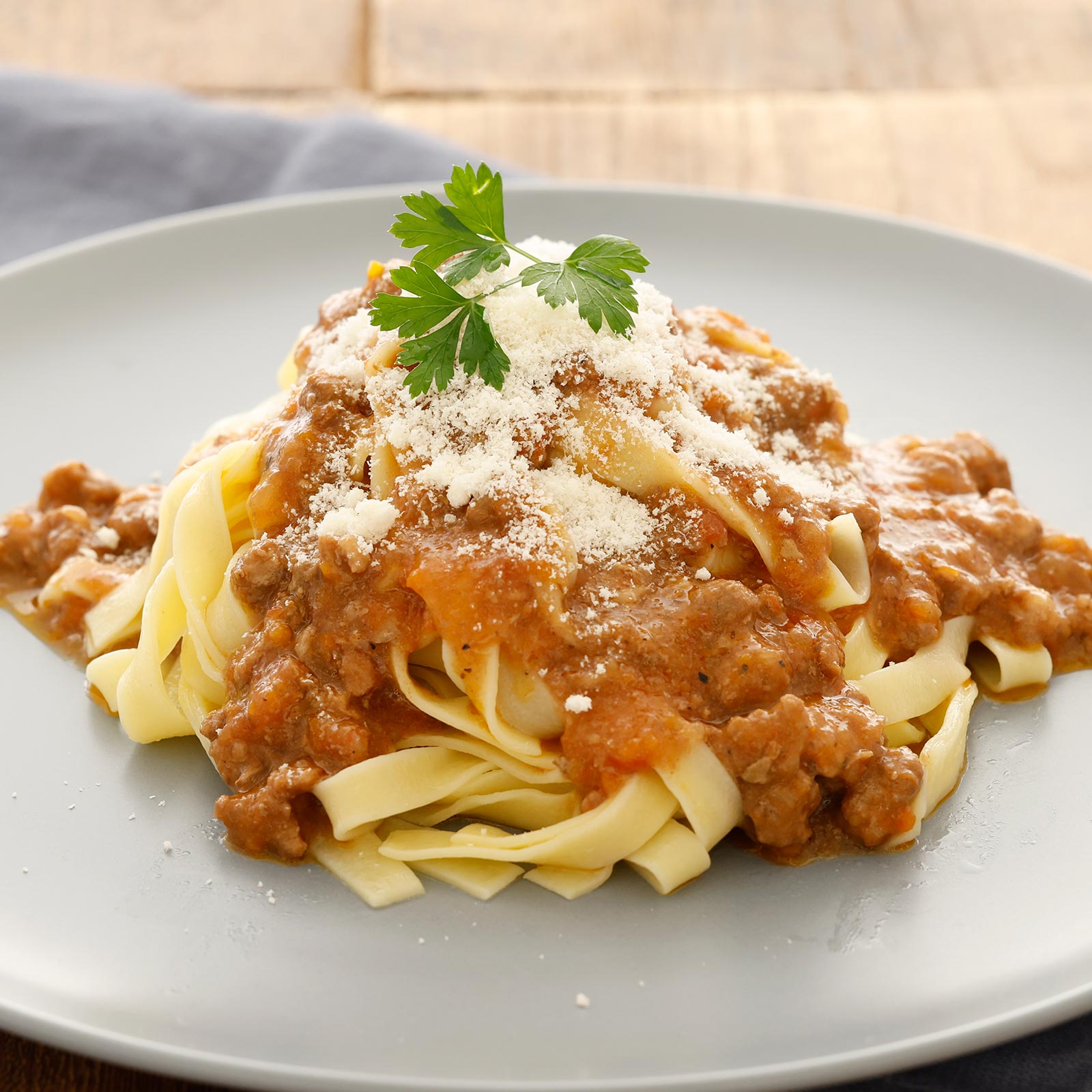 鳥取和牛と国産豚のあらびき肉がたっぷり入ったミートソースパスタ。 じっくりと甘みが出るまでソテーした、にんにく、玉ねぎ、セロリなどの香味野菜と、赤ワイン、ポルチーニ茸も入った本格派のミートソース