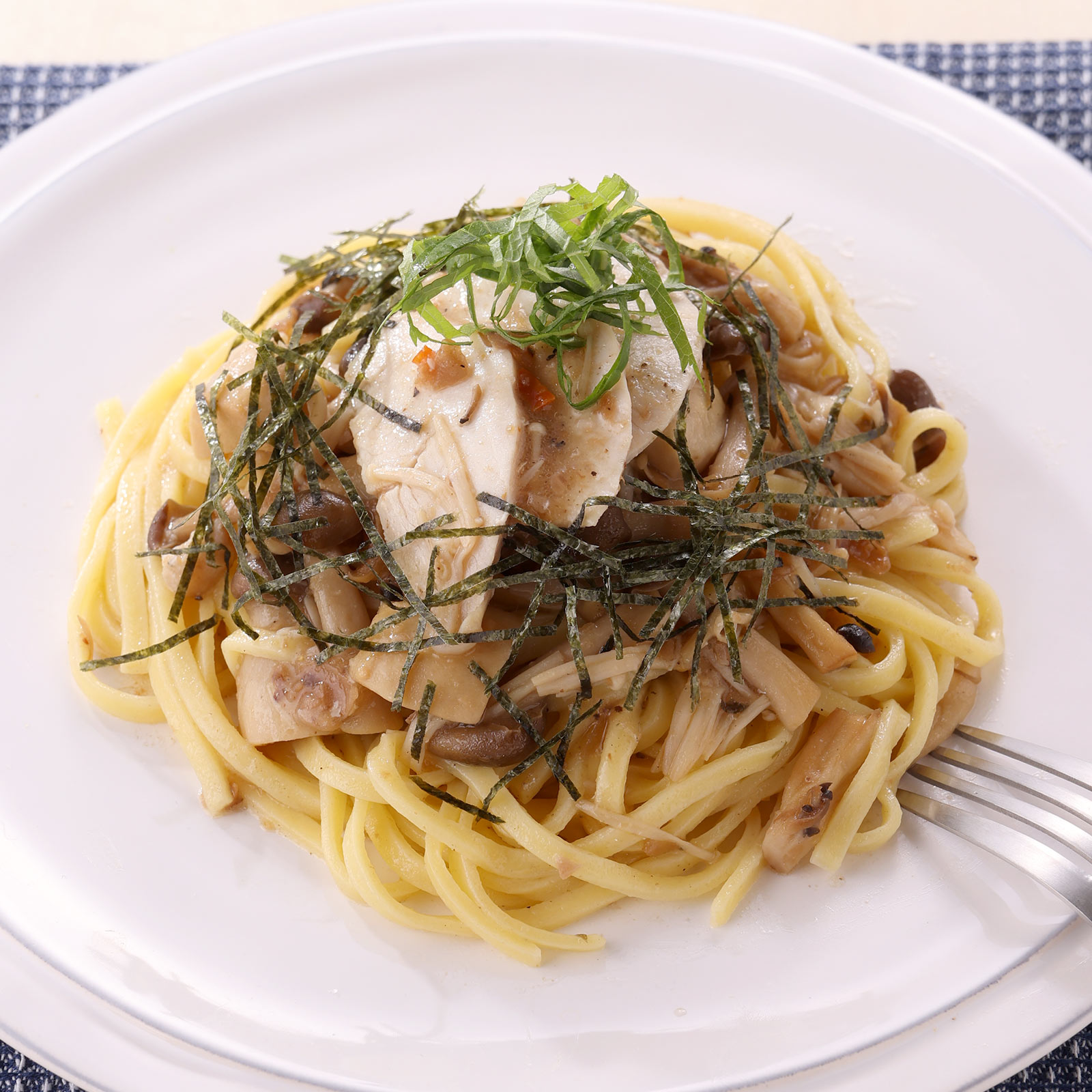 鳥取県産鹿野地鶏の鶏ハムときのこがたっぷり入った和風パスタ。かつお・あご・いりこ、3種のだしの強い旨みとニンニクの香るソースに、梅肉を入れることで、すっきりと引き締まった味わいに仕上げました。
