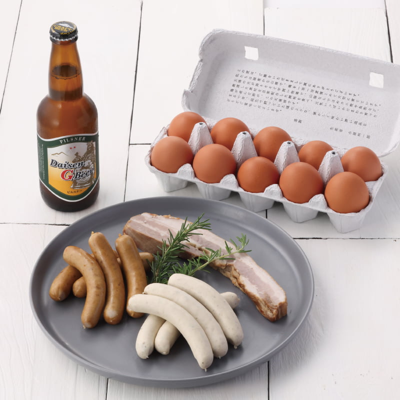 鳥取の大山Gビールと、2種類のソーセージにベーコン、天美卵を詰め合わせ。