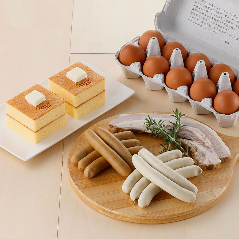 ゆっくりと起きた日は、パンケーキのケーキに、ソーセージや目玉焼きを添えたひと皿で、のんびりブランチを楽しみませんか。