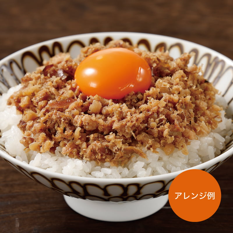 歯ごたえと旨みを兼ね備えたかしわに、香り豊かなかつお節やさば節、宗田節など5種のおかかを合わせ炊き上げたとりそぼろ。