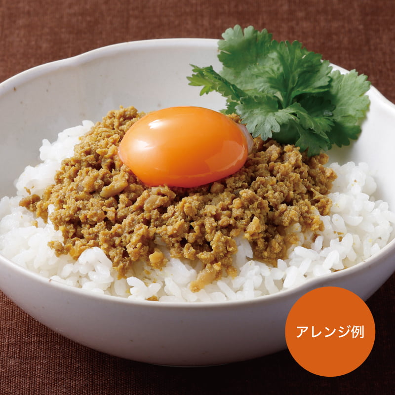 香ばしいカレーの風味とかしわの旨みを合わせた、ご飯がすすむカレーそぼろ。 噛むほどにじゅわっと広がる肉の旨みと、食欲をそそるスパイスの香りが、炊きたてご飯にぴったり。