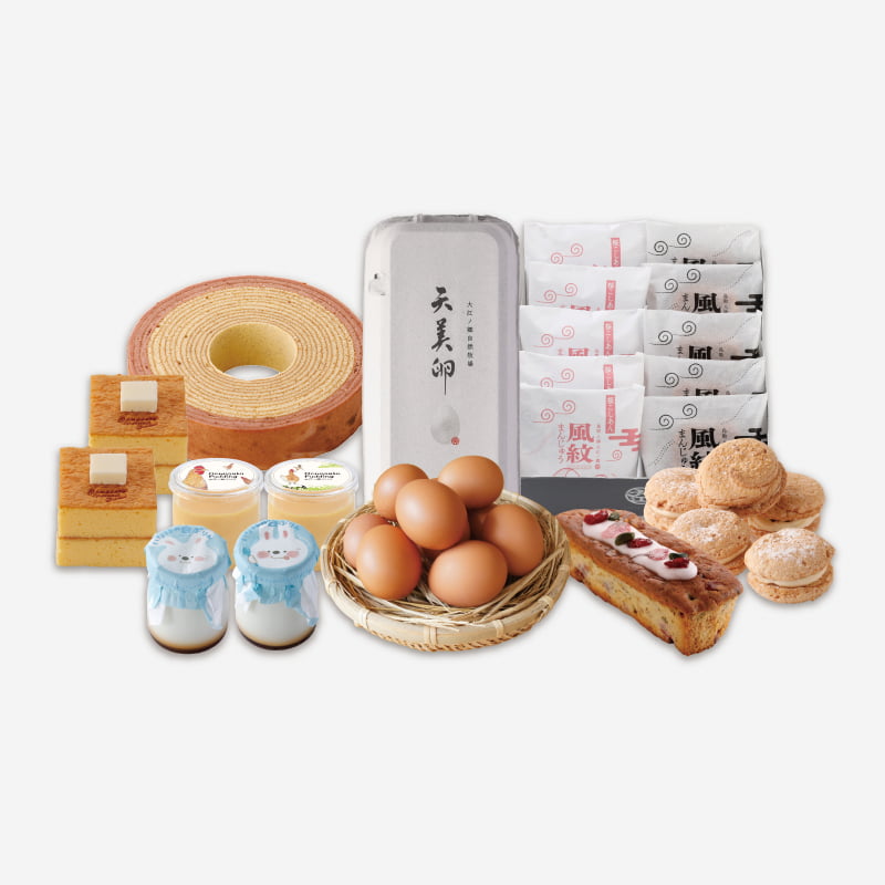 鳥取県産苺を使用したバウムクーヘンやダックワーズ、桜の香りがふんわり広がる風紋まんじゅうやミニパウンドケーキなどに、大江ノ郷ぷりんや新鮮な天美卵など、牧場人気商品をたっぷりと詰め合わせた送料無料セット