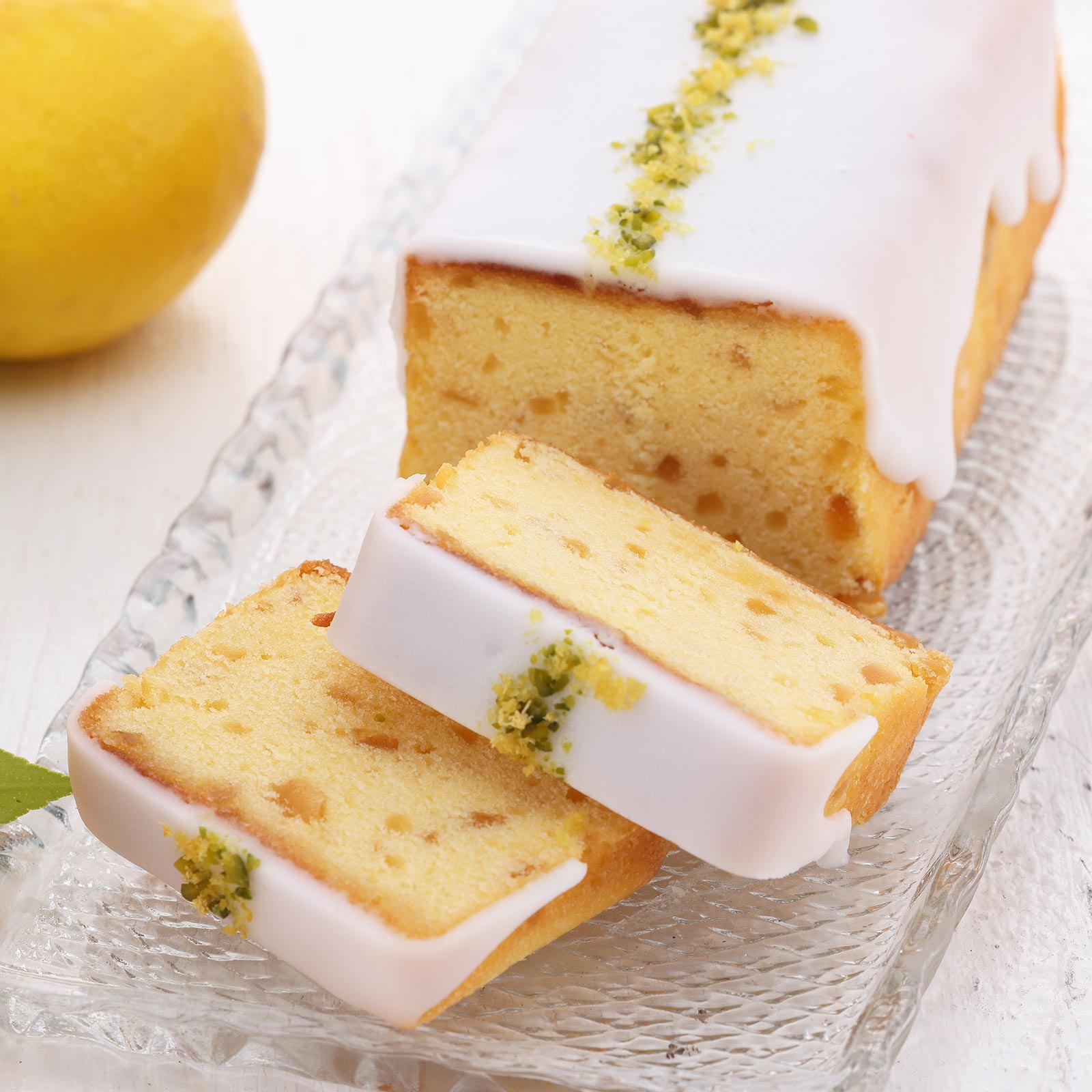 口に運んだ瞬間から、心地よいレモンの香りが広がる、甘酸っぱいパウンドケーキ。