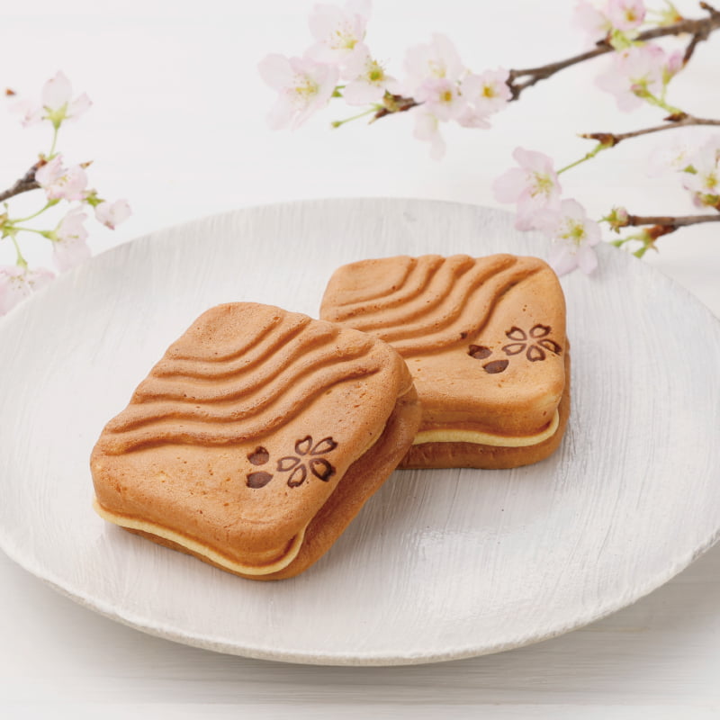 北海道産小豆のこしあんに無添加の国産桜葉の塩漬けを練り込んだ、ふわっと春の香りが広がる「桜こしあん」の風紋まんじゅう