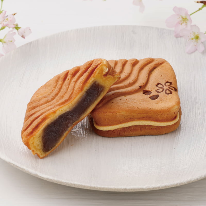 もっちり生地でふわっと桜が香るこしあんを包んだ、春限定風紋まんじゅう。