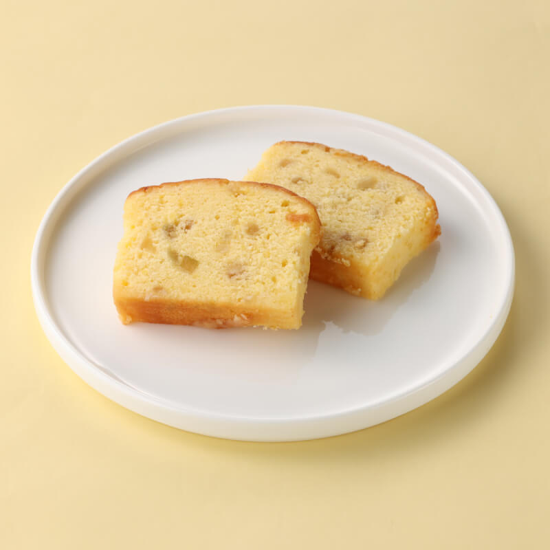 国産レモン果皮のすりおろしと刻んだ有機レモンピールを加えて焼き上げた、甘酸っぱさ広がる夏限定パウンド。