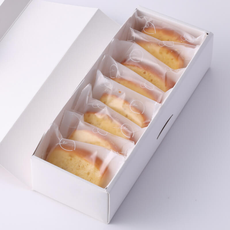 国産レモン果皮のすりおろしと刻んだ有機レモンピールを加えて焼き上げた、甘酸っぱさ広がる夏限定パウンド。