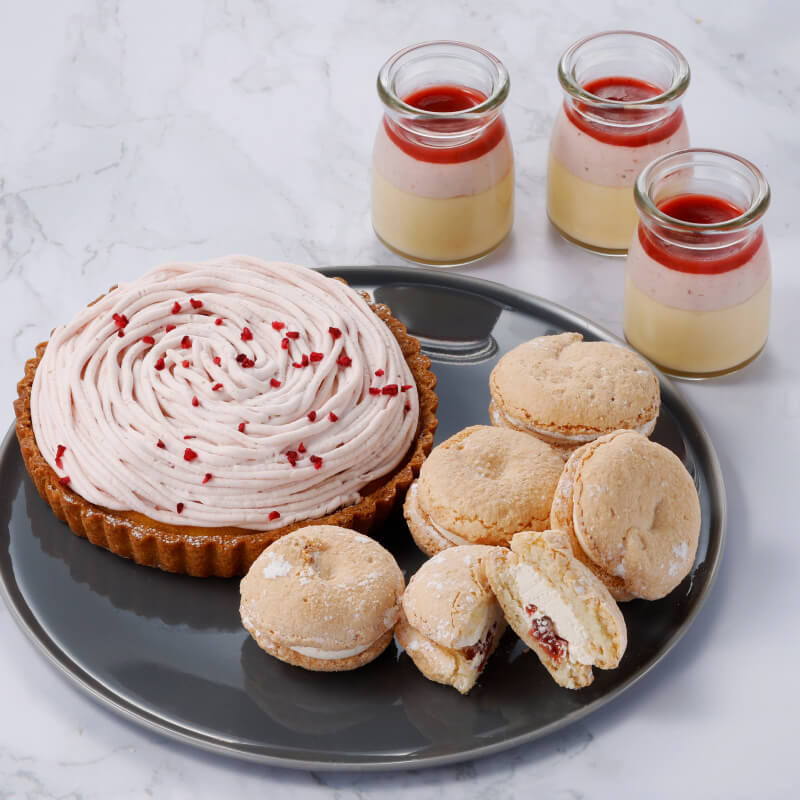 鳥取県産苺を使った苺ぷりんや苺モンブランタルト、苺のダックワーズを詰め合わせた、スイーツ好きにおすすめの春限定セット