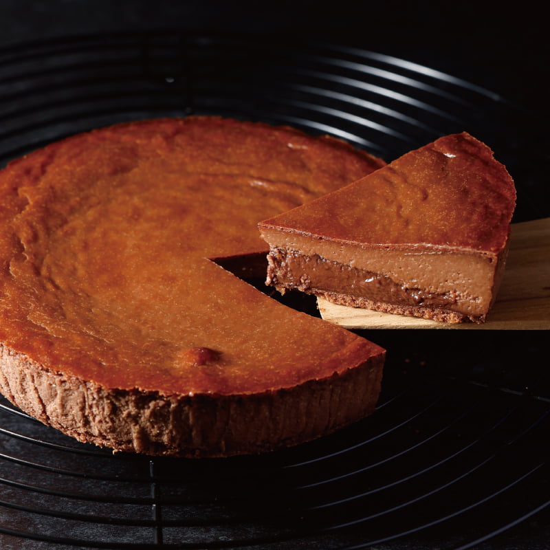 しっとり濃厚なショコラチーズケーキの中から、ショコラカスタードがとろ～り広がる、二層仕立てのチーズケーキ。
