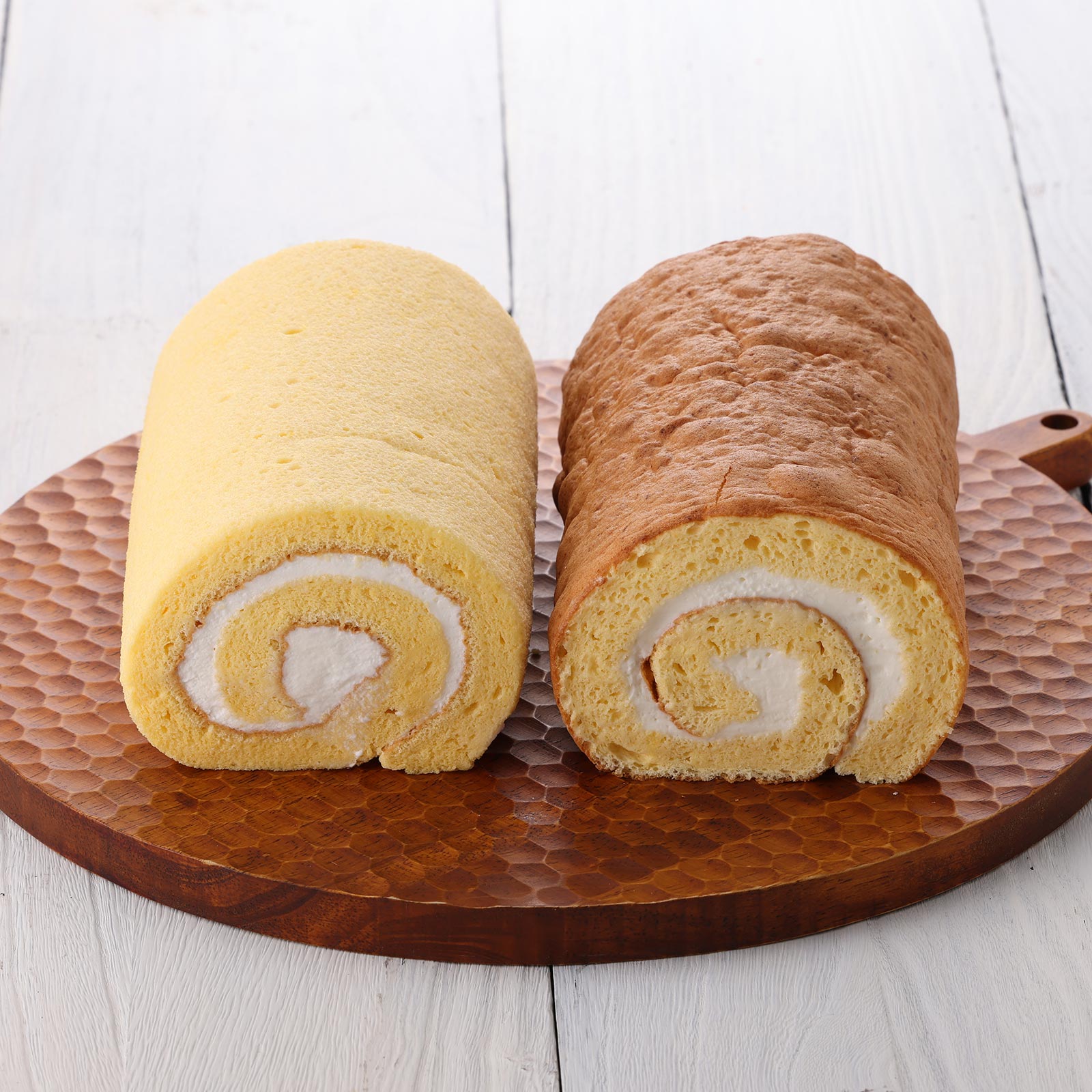 ふわふわの生地と生クリームとのバランスが絶妙のコッコロールと、2種のチーズを味わうフロマージュロールとの2本組！