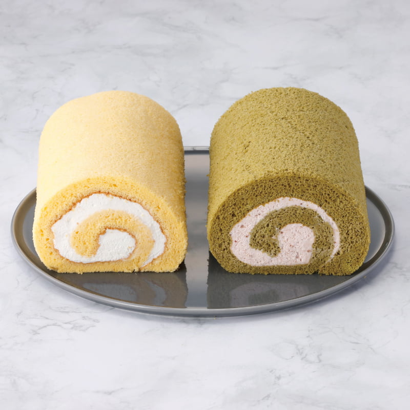 ふわふわの生地と生クリームのバランスが絶妙なコッコロールと、季節限定の有機宇治抹茶入りいちご抹茶ロールの2本セット。