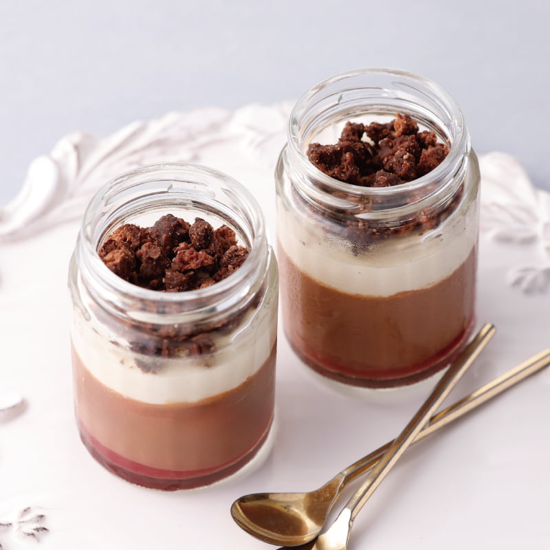 ひと瓶に重ねた、ビターとホワイト。 それぞれの個性をいかした大人のためのショコラデセール。