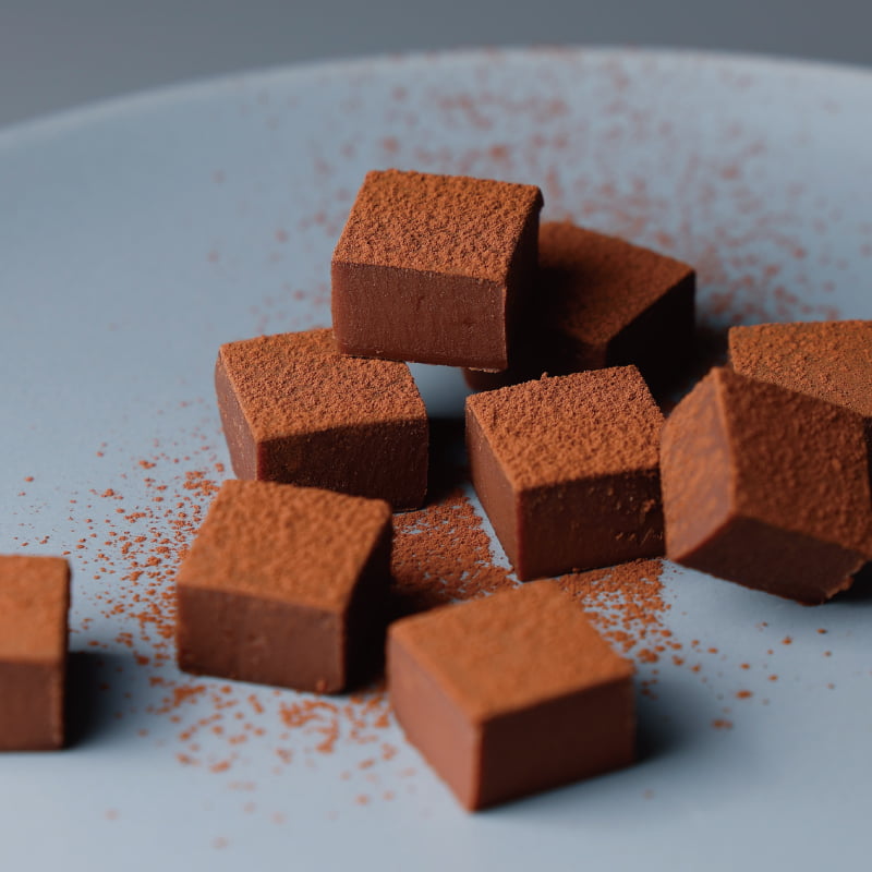 コロンビア産のカカオ豆から作るミルクチョコレートをベースに、鳥取県産の生クリームなどを加えた、まるでキャラメルを思わせるような濃厚でコクのある味わい。