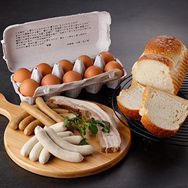 ソーセージやベーコン、食パンに卵を詰め合わせた朝食セット。