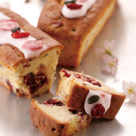 有機クランベリーや塩漬けの桜の花と葉、グリオットチェリーを混ぜて焼き上げた、さくらのミニパウンドケーキ