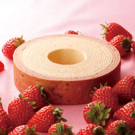 苺の果実感あふれる二層仕立てのバウムクーヘン。