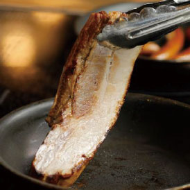 国産豚のバラ肉を使い、無添加で手作りしたベーコンは脂の旨味が広がります。