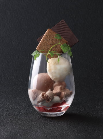 ジェラートやムース、メレンゲクッキーなどを重ねた、ショコラパフェ