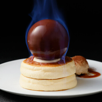 チョコドームを溶かす演出も楽しいショコラプレミアムパンケーキ
