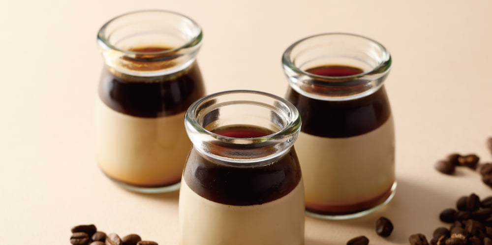 秋限定のカフェラテぷりん3個。コーヒーゼリー、カフェラテぷりん、カラメルの3層仕立て