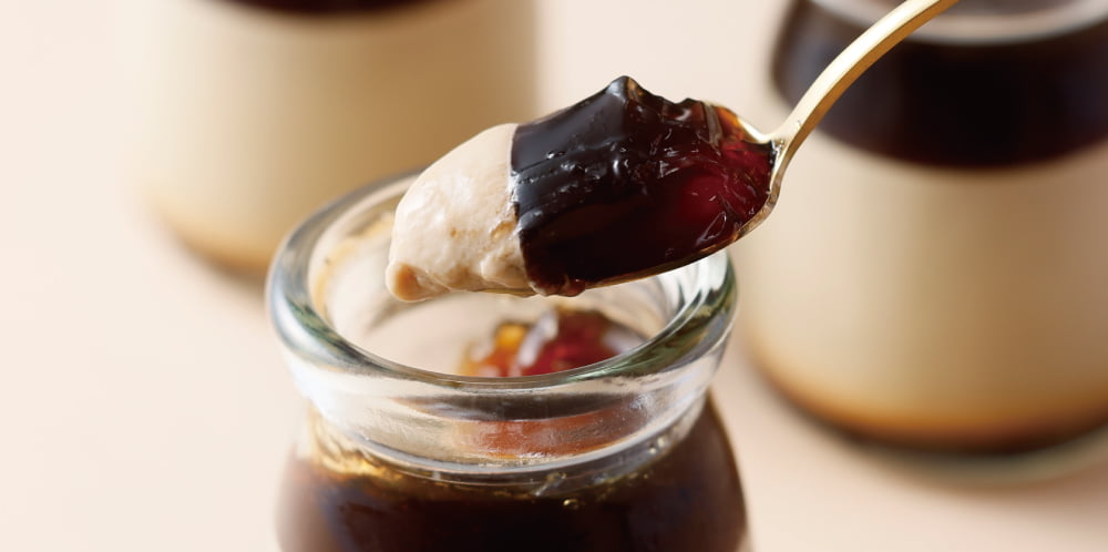 スプーンですくって味わう秋限定のカフェラテぷりん